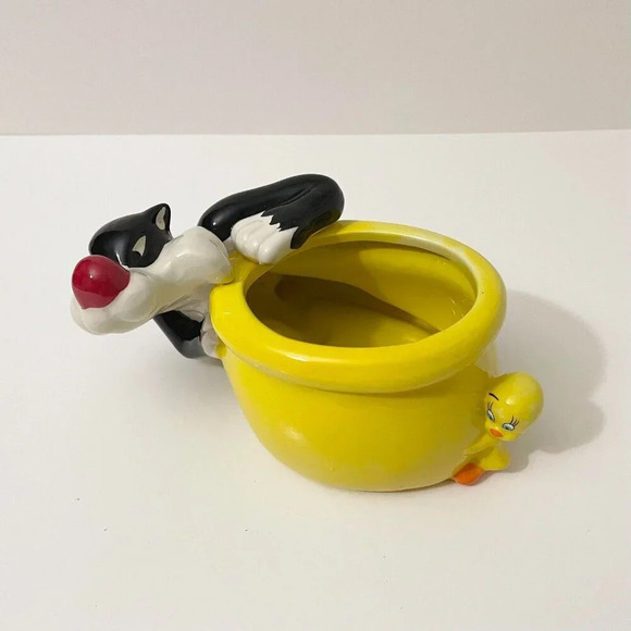 Warner Bros Looney Tunes Sylvester and  Tweety Bird Vase Flower Planter - Picture 1 of 16